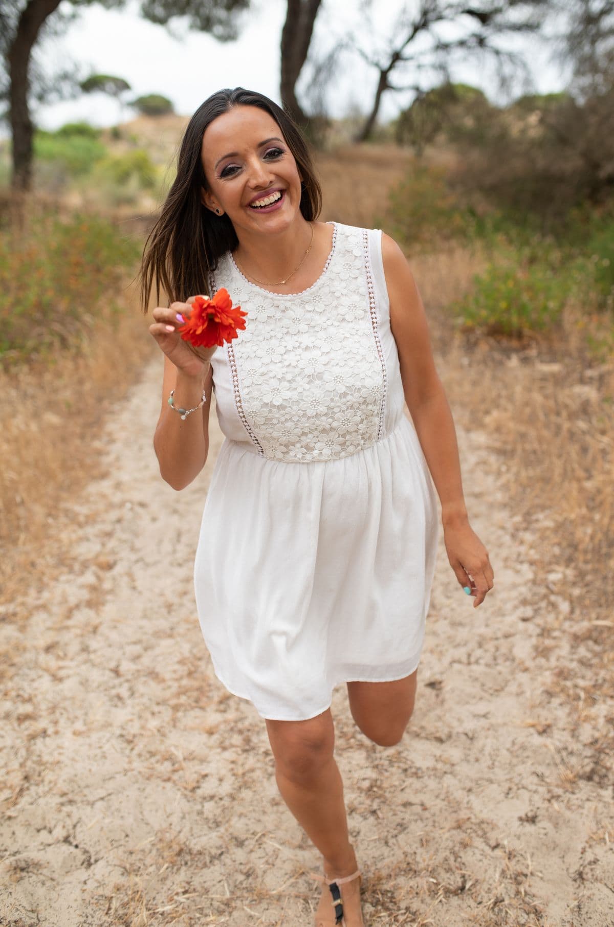 Yei Santana caminando libre en la naturaleza, representando la transformación